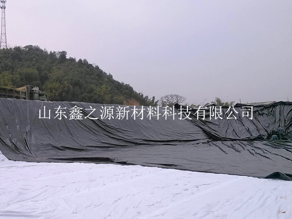 糙面養(yǎng)殖防滲膜鋪設(shè)過(guò)程中有哪些注意事項(xiàng)？