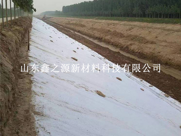 丙綸土工布鋪設(shè)：規(guī)避天氣影響，筑牢施工質(zhì)量防線